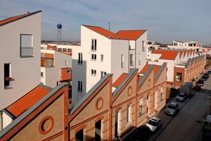  Die Kombination moderner Wohnbauten mit Bestandsstrukturen wie historischen Fabrikhallen verleihen dem Stadtviertel „Quartier amTurm“ das charakteristische Aussehen und bringen urbanen Flair ins Wohnquartier 