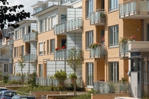  Balkone und Dachterrassen geben den langen Baukörpern zusätzliche Struktur 