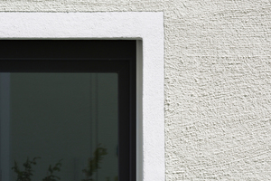  Weiß abgesetzte Faschen verschieben die Flächen optisch zugunsten der Öffnungen in der Fassade. Die großen Baukörper wirken dadurch weniger kompakt 