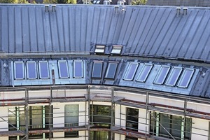  Blick auf das Dach eines der geschwungen verlaufenden Reihenhausgebäude. Die Fenster im Bereich der Dachkehle sind noch nicht ausgetauscht 