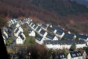  Komplette Wohngebiete wie hier die Knerling-Siedlung in Altena werden über Glasfaser­lösungen mit hochauflösendem Satelliten­fernsehen versorgt. Die Kombination aus modernster Satellitentechnik und Glasfaser erlaubt es, mit nur einer Außeneinheit alle ­Mieter mit sämtlichen empfangbaren HDTV und ­internationalen Programmen zu versorgen 