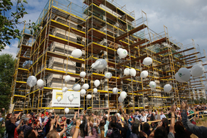  Der Berliner Möckernkiez ist eines der deutschlandweit ambitioniertesten Bauprojekte privat organisierter Wohnungsbaugenossenschaften. Die 470 Wohneinheiten erhalten künftig Mieterstrom aus Photovoltaikanlagen und einem BHKW 