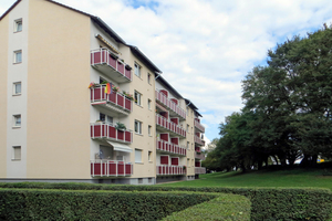  Maintal, Zeppelinstraße: Die Schüsseln an der Fassade sind weg 