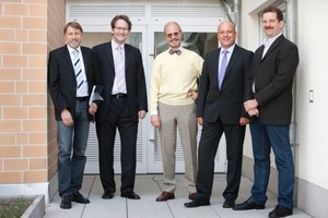  Ein gutes Team v.r.n.l.: TGA-Fachplaner Dipl.-Ing. Jochen Liebezeit, Markus Schulte (Stiebel Eltron), Architekt Frank Reinsch, P+S-Projektentwickler Andreas Van der Meulen und Autor Michael Birke 