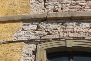  Vertikale Risse im Bereich der Fensteröffnungen in der südlichen (hofseitigen) Außenwand  