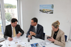  Im Gespräch: GdW-Präsident Axel Gedaschko mit dem BundeBauBlatt-Team Christina Langer und Achim Roggendorf  