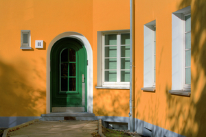  Gleichzeitig mit der Fassadensanierung erhielt der Baublock ein neues farbiges Gesicht aus warmtonigen Nuancen, von denen sich die grünen Eingangstüren klar absetzen 