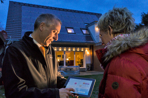  Projektleiter Andreas Klapdor und Beate Kewitsch vor dem RWE-Zukunftshaus 