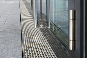  Auf Balkonen oder Terrassen eingesetzte Entwässerungssysteme schützen vor Feuchtigkeit und gewährleisten gleichzeitig einen mühelosen Zugang  