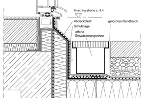  Laut Flachdachrichtlinie (2008) soll die Anschlusshöhe je nach örtlichen Verhältnissen 0,05 bis 0,15 m über dem Oberflächenbelag betragen. Als Sonderlösungen können jedoch bodengleiche Rinnen eingebaut werden, so dass einschränkende Schwellen wegfallen 