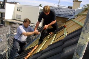  Dachflächen sollten mit Holzfaserdämmstoffen gedämmt werden, um den Verlust von Raumwärme nachhaltig zu begrenzen 