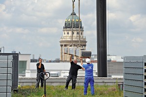  Contracting im Auswärtigen Amt: Die Bauteile für die neue Solar­anlage zur Luftvorerwärmung ­werden installiert  