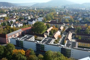  Freiburg: Direkt vor der Neubebauung verlaufen die Verkehrswege. Zur Straße wurde eine geschlossene Fassade errichtet 