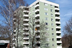  Das neungeschossige Wohn-Hochhaus aus dem Jahr 1963 vor der Sanierung 