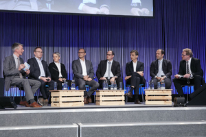  Diskussionsrunde: (von links nach rechts): Christoph Brauneis, Prof. Thomas Auer, Dina Köpke, Martin Rüterbories, Dr. Alexander Renner, Prof. Matthias Sauerbruch, Gunther Gamst und Burkhard Fröhlich 