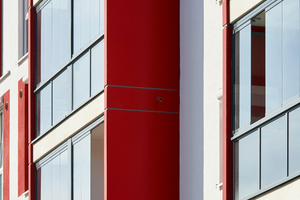  Die Schiebe-Dreh-Verglasung SL 25 schützt die Balkone vor Schall, Wind und Regen, ohne die natürliche Beleuchtung der Innenräume spürbar zu verringern 