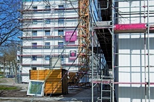  Die abschließende Beschichtung mit einer silikatischen Farbe schützt das Holz und verleiht ihm eine Oberflächenoptik, die die Holzstruktur durchscheinen lässt 