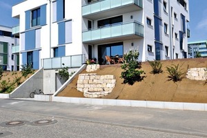  Die Wohnungen orientieren sich mit großzügigen Balkonen, Terrassen und Dachterrassen entweder zum Park oder in Richtung Frankfurter Skyline – viele mit direktem Blick auf das Hochhaus-Ensemble der Innenstadt 