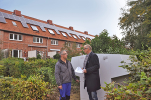  Architekt Paul-Günter Frank (rechts) und Hausmeister Michael Haßelfeld diskutieren die energieeffiziente Verbindung von Photovoltaik und Wärmepumpe 