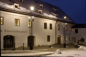  Die Fassade des ehemaligen Verwaltergebäudes. Im Vordergrund die Lichtstelen kurz vor Fertigstellung der Arbeiten an der Freifläche 