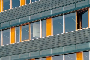  Neubau der Physikalischen Institute Heidelberg: Die Architekten Harter + Kanz­ler und Broghammer·Jana·Wohlleber aus Waldkirch, wählten einen starken Kontrast zwischen den lebhaft gemaserten rot-braunen Lärchenholz-Fenstern und der dunklen, fein nuancierenden ArGeTon-Fassade 