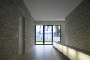  Große Fensterflächen im Treppenhaus sorgen hier für genügend Lichteinfall 