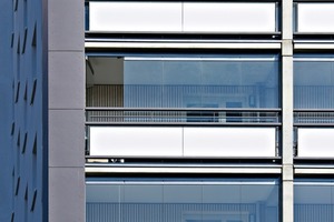  Die Balkonverglasung bietet effektiven Witterungsschutz bei starken Winden und Schlagregen und eine Schallreduzierung von 17 dB 