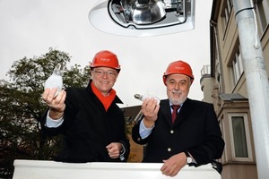  Oberbürgermeister Stephan Weil (links) und Enercity-Vorstandsvorsitzender Michael G. Feist nehmen die letzte Quecksilberdampf-Hochdrucklampe (links) außer Betrieb. Sie wurde durch eine energieeffizientere Natrium­dampf-Hochdrucklampe (rechts) ersetzt. 