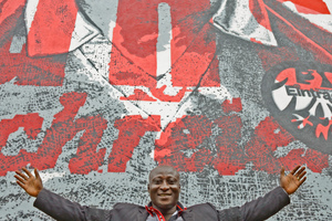  Anthony Yeboah vor seinem Graffito in der Melibocusstraße: „Wir schämen uns für alle, die gegen uns schreien.“  