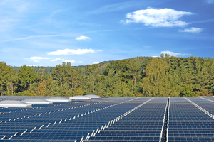  Flachdächer werden heute multifunktional genutzt, z. B. für Solaranlagen, technische Aufbauten, Dachterrassen oder Dachbegrünungen 