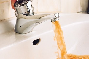  Rostbraunes Wasser: Sicherlich nicht die Qualität, um Lebensmittel zu reinigen 
