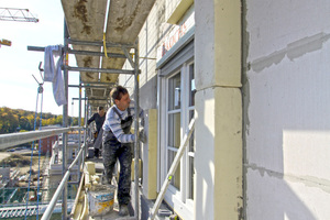  Montage der Brandschutzriegel an Sturz und Laibung; rund 7.500 m² Fassadenfläche sind mit dem WDVS gedämmt 