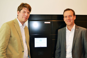  Bauherr und Xing-Gründer Lars Hinrichs (links) und Armin Renz, Geschäftsführer der Erwin Renz Metallwarenfabrik,  vor der „my RENZ box“ im smartesten Haus Deutschlands 