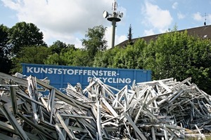  PVC-Altfenster vor der Verladung in den Sammelcontainer 