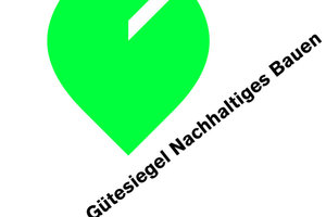  Bundesbauminister Wolfgang Tiefensee hat beim Tag der Deutschen Bauindustrie in Berlin das deutsche Gütesiegel für nachhaltiges Bauen vorgestellt. „Mit diesem Gütesiegel haben wir in Deutschland jetzt ein echtes Zeugnis für nachhaltige Gebäude“, sagte Tiefensee. „Wir schaffen damit Transparenz und Vergleichbarkeit. Ich bin sicher: Das Nachhaltigkeitssiegel wird zu einem unverwechselbaren Qualitätsmerkmal auf dem Immobilienmarkt werden.“Mit dem Gütesiegel wird ein umfassendes ­Bewertungssys­­tem eingeführt, das aus dem „BMVBS- Leitfaden Nachhaltiges Bauen“ entwickelt wurde. Das System wird gemeinsam vom Bundesbauministerium und der Deutschen Gesellschaft für Nachhaltiges Bauen umgesetzt.„Mit diesem Siegel haben wir erstmals einen belastbaren Maßstab für die wirtschaftliche, ökologische und städtebauliche Qualität von öffentlichen und privaten Gebäuden“, so Tiefensee weiter. „Ich wünsche mir, dass viele gute Projekte mit diesem Siegel ausgezeichnet werden und lade Bauwirtschaft, Immobilienwirtschaft und die öffentlichen Hände ein, sich dem Be­­wertungssystem zu stellen.“ Der Präsident des Hauptverbandes der Deutschen Bauindustrie, Hans-Peter Keitel, sagte: „Das Gütesiegel wird am Schluss das äußere Zeichen eines hochwertigen, nationalen Zertifizierungssystems sein. Es ist das gemeinsame Werk aller am Bauprozess beteiligten Partner. Wir sind davon überzeugt, dass sich das Deutsche Gütesiegel schnell am Markt durchsetzen wird.“Die Reden auf dem Tag der Deutschen Bauindustrie konstatierten eine gute konjunkturelle Entwicklung. Aber das Bild ist nicht ungetrübt. Die Energiepreise sind auf einem Rekordhoch. Die Rohstoffmärkte reagieren mit enormen Preissteigerungen auf knappere Ressourcen. Die Bautätigkeit und speziell der Gebäudesektor sind davon besonders betroffen. Immerhin ist der Gebäudebestand mit etwas mehr als einem Drittel der größte Energieverbraucher der Volkswirtschaft. Dieses volkswirtschaftliche Problem hat auch eine soziale Komponente. Drastisch steigende Energiepreise belasten die Bürger dieses Landes. Binnenkonjunktur und soziales Wohlbefinden hängen nicht nur von den Benzinpreisen an den Tankstellen, sondern auch von den Betriebskosten unserer Häuser ab. Tiefensee forderte deshalb, dass sich Bauen und Modernisieren sich deshalb noch viel stärker als bisher auf diese Fragen einstellen muss. „Wer baut und modernisiert muss ganzheitlich denken und zu­­kunft­sicher handeln.“ so Tiefensee.Die geplante Zertifizierung nachhaltiger Gebäude wird den Einfluss auf den Immobilienmarkt in dieser Richtung weiter verstärken. Dabei geht es nicht darum, Gebäuden aus Marketinggründen ein grünes Mäntelchen zu verpassen, sondern es geht um einen umfassenden Ansatz, der Ökobilanzen von der Herstellung über den Betrieb von Gebäuden bis hin zum Rückbau, die Lebenszykluskosten, aber auch sozio- kulturellen wie auch funktionalen und technischen Aspekte einschließt. Dieses Konzept geht damit weit über die sog. Green buildings“ hinaus.Mit Hilfe der BMVBS- Forschungsinitiative „Zukunft Bau“ wurden Bewertungstools für ca. 60 Kriterien für eine umfassende Bauqualitätsbewertung erarbeitet und einheitliche Datenquellen geschaffen. Am Ende der Bemühung steht eine Gesamtnote, die ökologische, ökonomische und soziokulturelle Belange berücksichtigt und gleichzeitig die technische und planerische Leistung bewertet. Deutschland hat damit ein einheitliches nationales Qualitätssiegel, das sowohl für Private als auch den öffentlichen Bereich zur Verfügung steht. Das Siegel und seine Regeln werden vom Bundesministerium für Verkehr, Bau- und Stadtentwicklung bereitgestellt. Die Fortentwicklung des Systems und die Vergabe der Zertifikate werden ge­­­meinsam mit der Deutschen Gesellschaft für Nachhaltiges Bauen umgesetzt. Das erste Zertifizierungspaket für den Bau von Büro- und Verwaltungsgebäuden wurde mit der Vorstellung des Gütesiegels für das 2. Halbjahr diesen Jahres freigeben. Im August 2008 wird im Auftrag des BMVBS ein Internetportal eröffnet, auf dem alle Bewertungstools und notwendigen Datenquellen zur Verfügung gestellt werden. Die ersten Gütesiegel sollen im Januar 2009 auf der weltweit größten Baumesse, der BAU München, vergeben werden. 