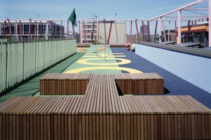  Hoch oben ist der Schulhof der Katharinenschule in der HafenCity in Hamburg. Auf dem Dach des innovativen Gebäudes wird getobt und gespielt 