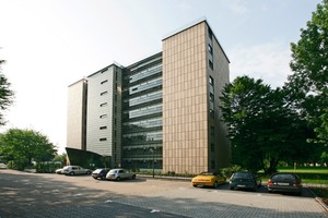  Sanierung eines Wohngebäudes in Bonn: Die Architekten planquadrat, Elfers, Geskes, Krämer Part.G. aus Darmstadt gestalteten die großen Fassadenflächen mit einer Ziegelvorhangfassade 