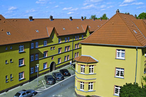  Die Häuserzeilen finden ihren Abschluss in Walm- oder Satteldächern mit Doppelmuldenfalzziegeln 