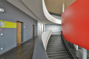  Privatgymnasium St. Leon-Rot: Form und Farbe prägen das Foyer der Schule. Das Rot wirkt besonders intensiv durch die vergrauten, dunklen Umgebungsfarben 