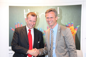  Handschlag besiegelt Partnerschaft: Stephan Frense (links, TÜV Rheinland) und Peter Bachmann (Sentinel Haus Institut)  
