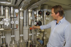  ESM-Mitarbeiter Jörn Löffler demonstriert, wie der Heizkessel und die Rohrleitungssysteme im Keller eines Wohnhauses funktionieren 