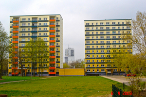  Gelungenes Facelifting und Feintuning: zwei der 17 Häuser nach der Sanierung und dem Balkonanbau 