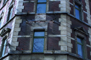  Straßenfassade mit den abgenommenen Balkonen 