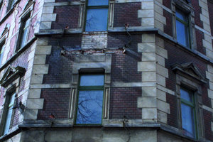  Straßenfassade mit den abgenommenen Balkonen 