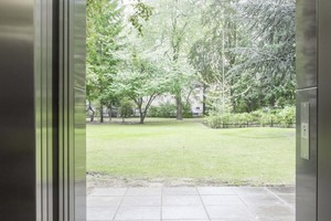  Von der Wohnung mit dem Aufzug direkt in den Garten: Diese Lösung wurde möglich, da sich der Aufzug nicht innerhalb der beheizten Gebäudehülle befindet 