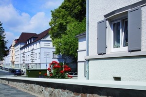  Sanierung, Modernisierung und zugleich visuelle Aufwertung der Fassade durch eine nuancenreiche Farbkomposition 