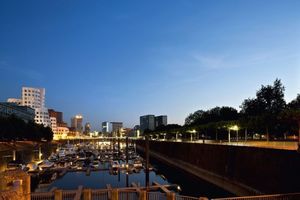  Yachthafen in der Abenddämmerung: Die LED-Beleuchtung setzt nun auch die Promenade ins rechte Licht 