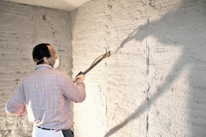  Die Wände werden mit einem sulfatbeständigen Sanierputzmörtel verputzt. Die feuchteregulierende Schicht bildet eine effektive Barriere gegen salzbelastete Bestandteile im Untergrund 
