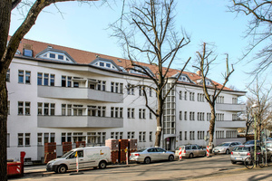  Straßenseitiger Blick auf das „Haus Salzbrunn“ mit neuem Dach. Gut erkennbar ist, dass die Traufe der Form der unterschiedlichen Balkone folgt 