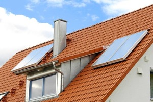 Bei thermischen Solaranlagen sammeln die Kollektoren auf dem Dach die Sonnenenergie ein. Diese kann für die Trinkwassererwärmung bzw. zur Unterstützung der Heizung genutzt werden<br /> 